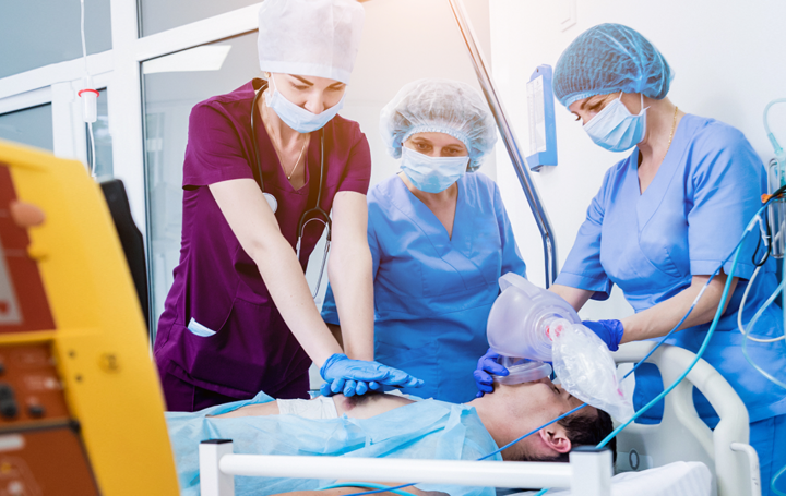 Petugas-kesehatan-memeriksa-pasien-terkait-virus-pernapasan-baru