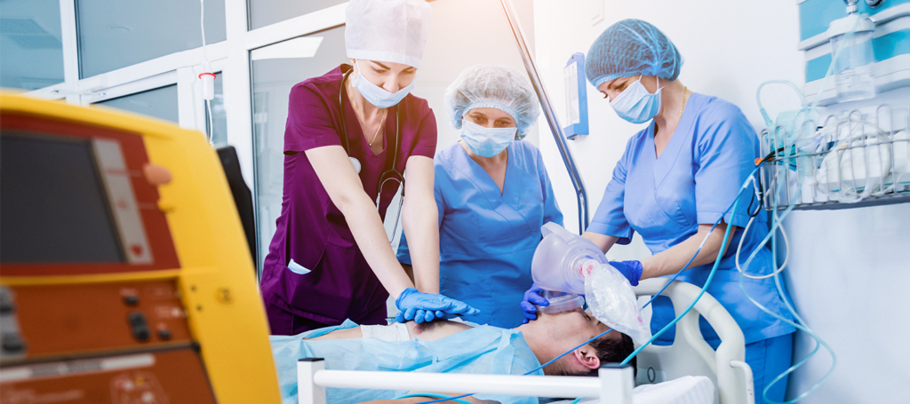 Petugas-kesehatan-memeriksa-pasien-terkait-virus-pernapasan-baru